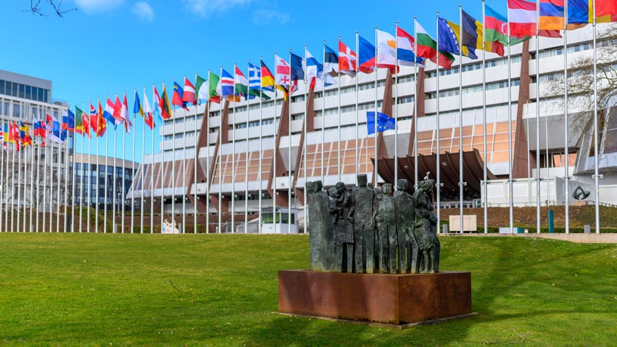 Landesflaggen und Denkmal für die Menschenrechte am Haupteingang des Europapalasts, dem Sitz des Europarats (Council of Europe / CoE)). 